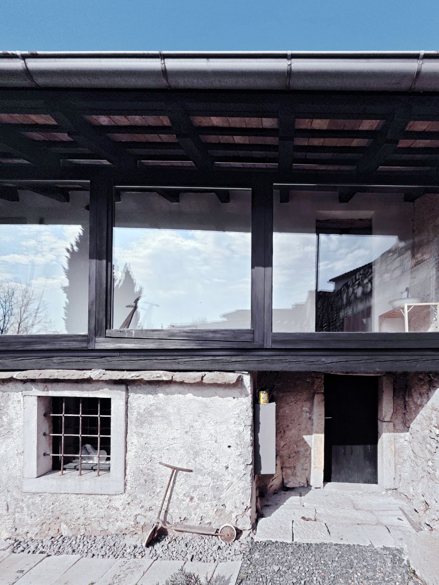 Zasklený koridor sa stal stretom medzi interiérom a exteriérom, ale aj starým a novým svetom.