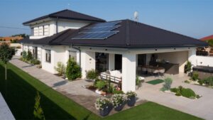 Rodinný som so šikmou strechou s krytinou Danubia Carbon