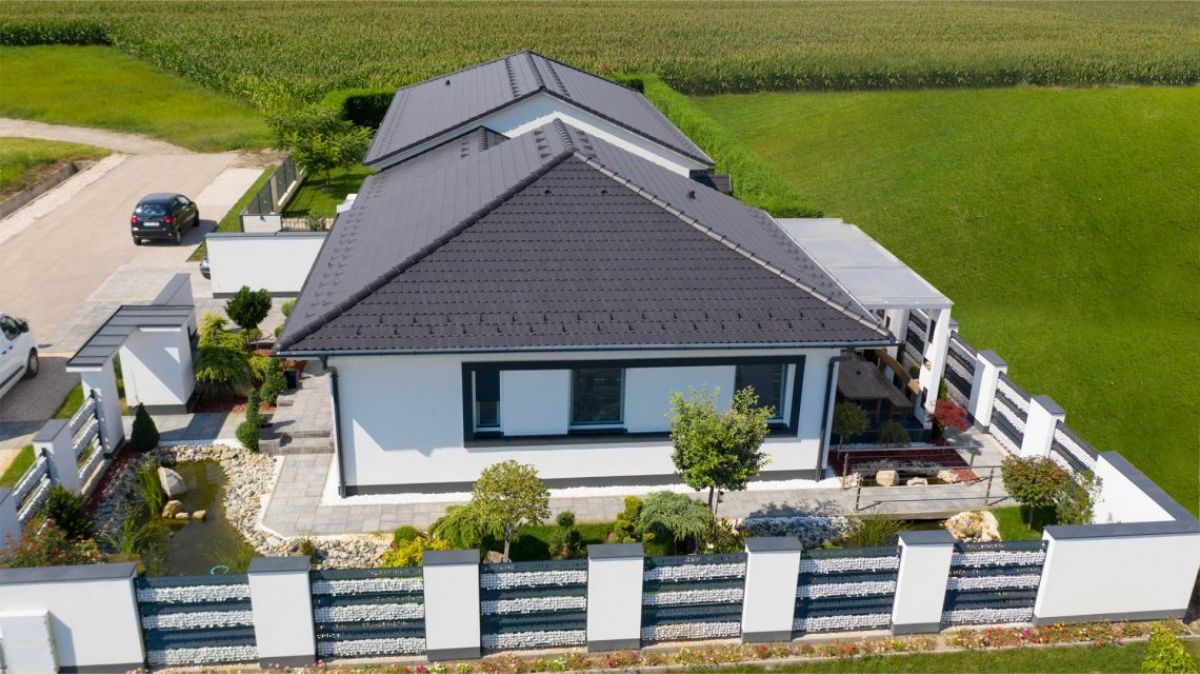Rodinný som so šikmou strechou s krytinou Rundo Carbon.
