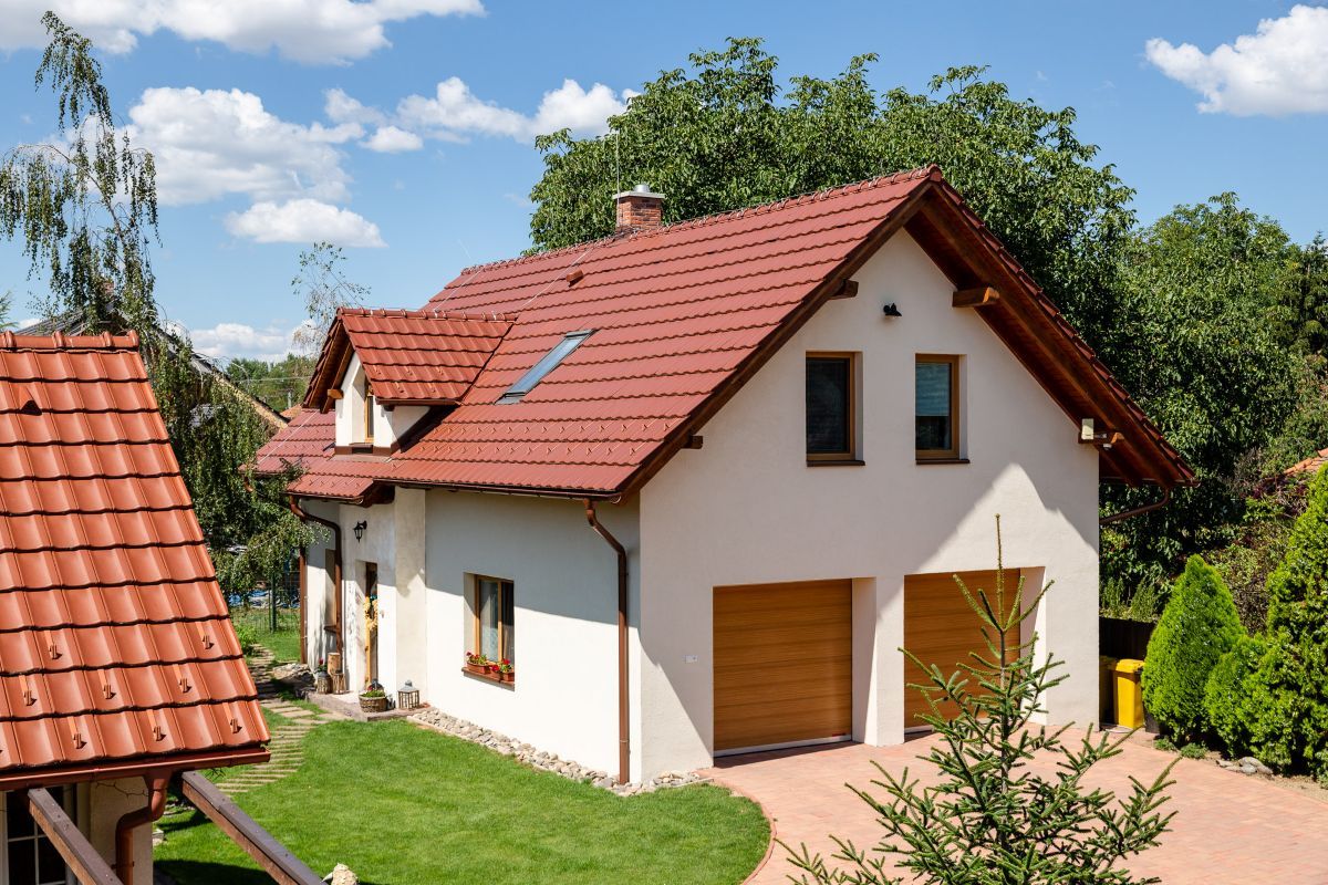 Moderný rodinný dom so sedlovou strechou so škridlovou krytinou.