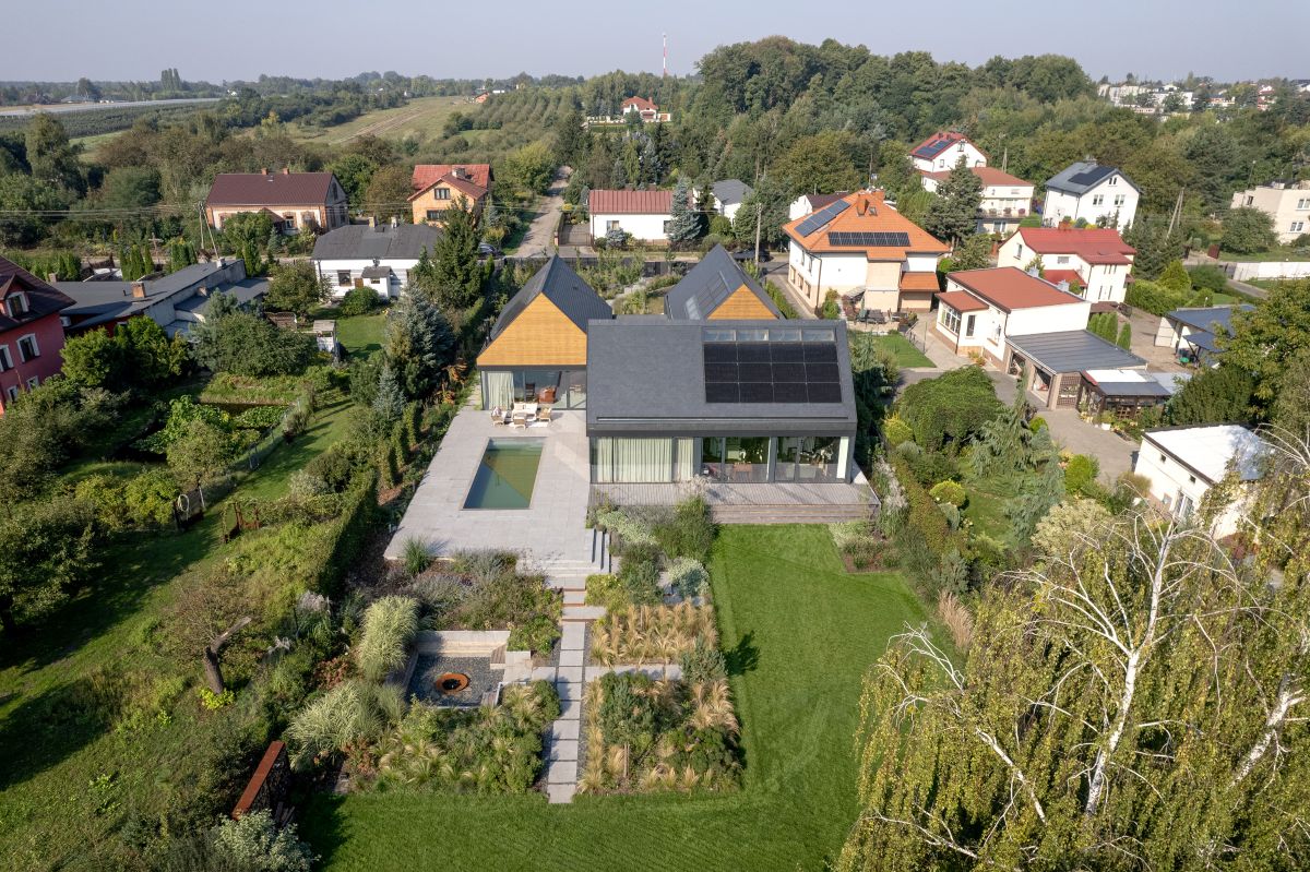 Okolie domu je precízne upravené. Vznikli tu terasy, bazén aj ohnisko na opekanie. 