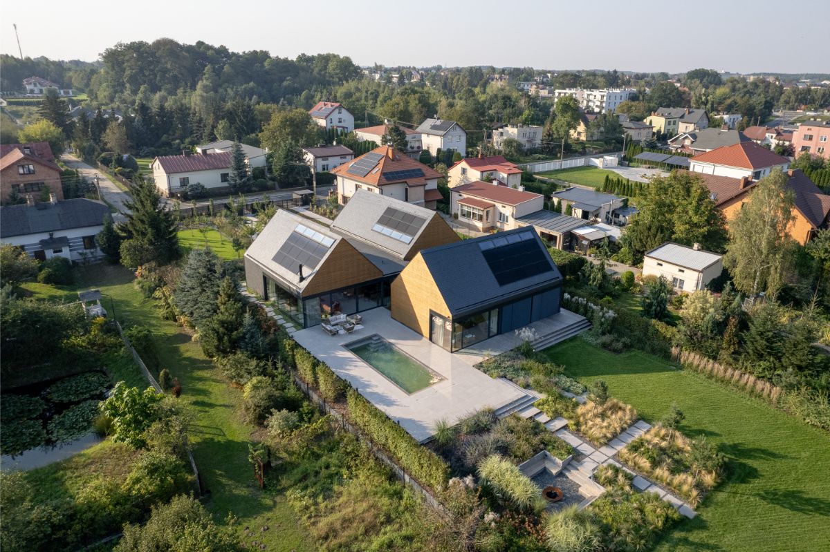 Dom tu nestojí ako solitér, ale ako prirodzená súčasť krajiny a každodenného života.