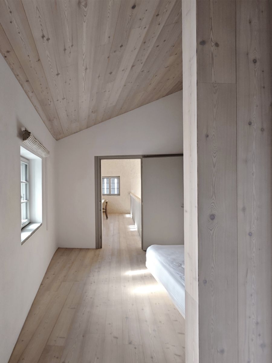 Podkrovné horné poschodie pôsobí moderne a čisto. Že ide o staršiu stavbu, naznačujú najmä menšie okná s charakteristickou mriežkou. 