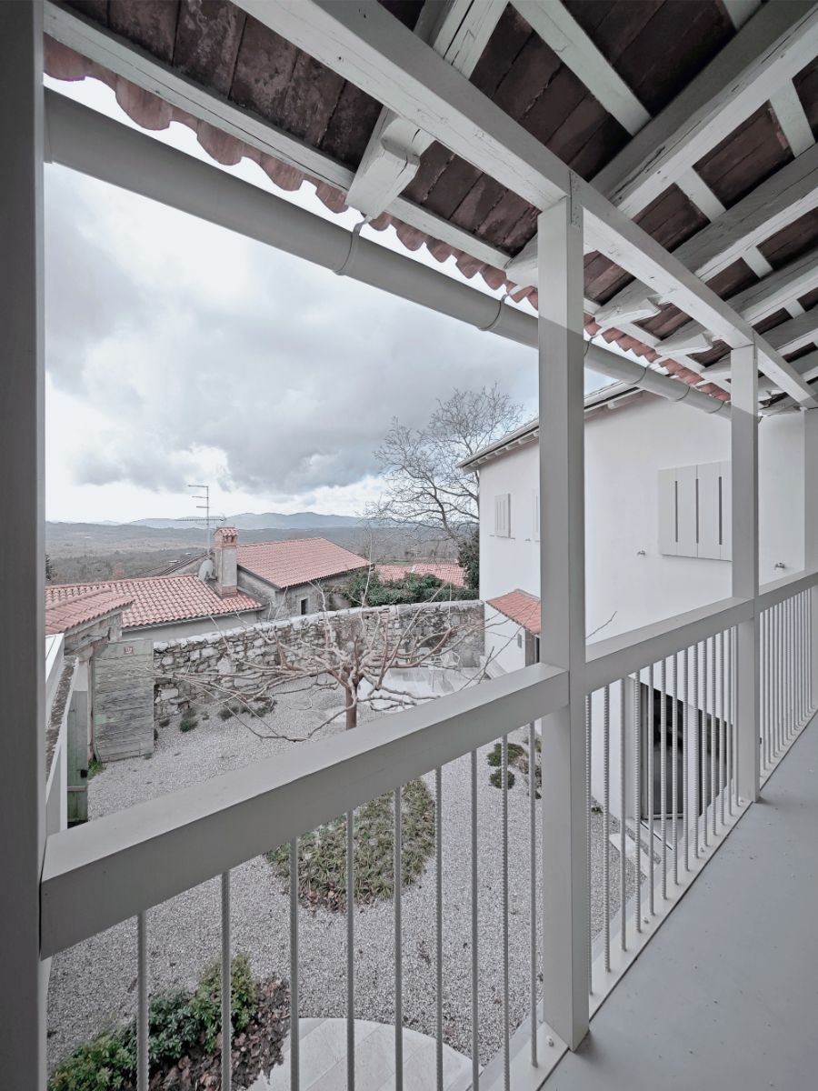 Vekmi overenú ľudovú architektúru nemenili. Vnútorný dvor zabezpečuje domácim súkromie a naďalej aj ochranu pred vetrom. 
