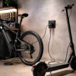 Elektrobicykel pri nabíjaní v garáži cez zásuvku Zoni.