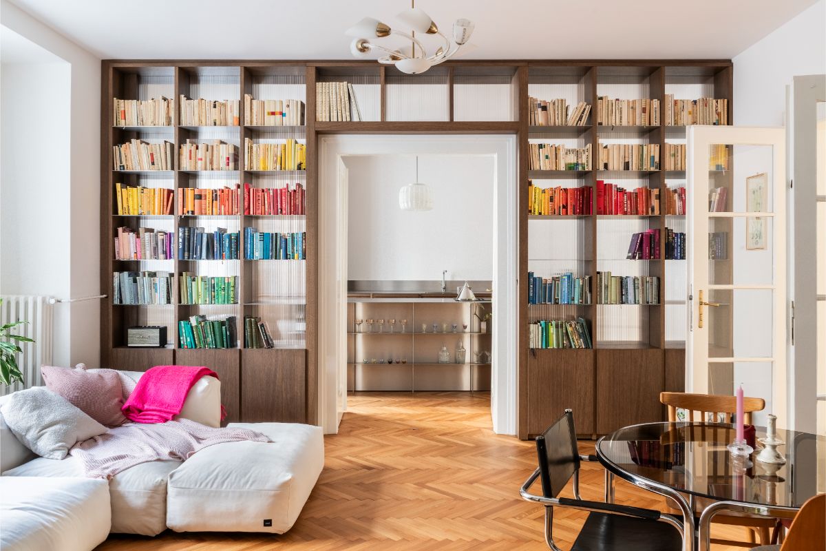 Architekti v takmer storočnom byte ponechali všetko, čo malo hodnotu.