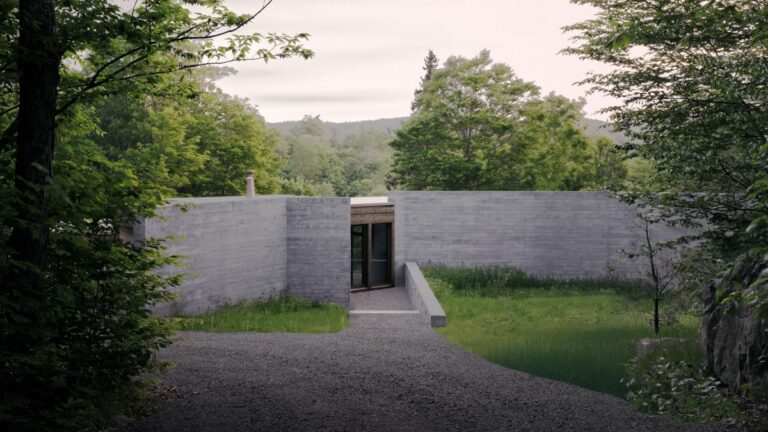 V dome v lese vyriešili známy problém. Dvaja majitelia v ňom majú dosť súkromia aj miesto pre spoločný čas
