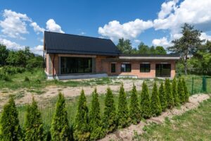 Hrubá stavba rodinného domu vo Veľkej Lomnici v prírodnom prostredí.