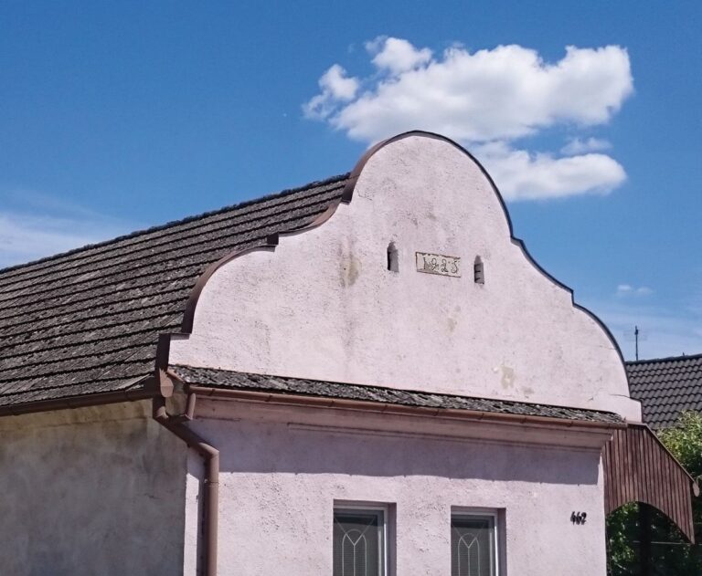 Betónová strešná krytina na dome z roku 1925.