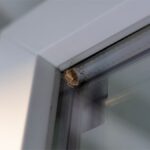 Detail na bzdochu na sklenenej výplni okna.