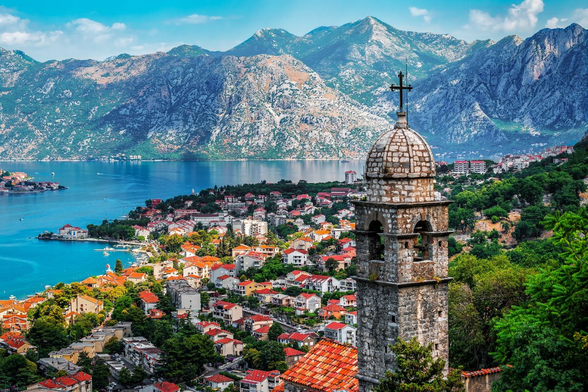 Jadranská perla Kotor v Kotorskom zálive ponúka malebné uličky starého mesta so skvelou atmosférou a výbornou gastronómiou.
