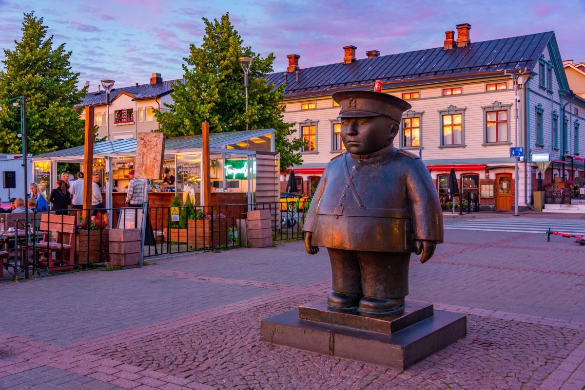Víťazom rebríčka je fínske mesto Oulu. Jeho symbolom je už takmer 40 rokov bronzová socha policajta (toripolliisi patsas), ktorý dohliada na poriadok rušného trhoviska.