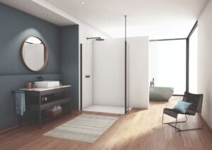 Kúpeľňa s walk-in sprchovou zástenou, drevenou podlahou a samonosnou skrinkou s umývadlom.
